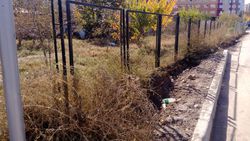 В жилмассиве Кок-Жар владельцы частных домов загородили тротуар забором, - горожанин (видео)