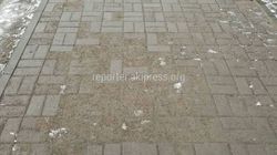 Новая брусчатка на улице Акиева уже начала разрушаться. Фото