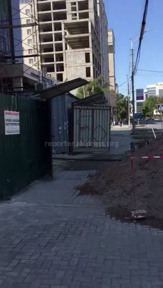 На участке ул.Токтогула в Бишкеке перекрыт тротуар стройматериалом, - читатель (видео)