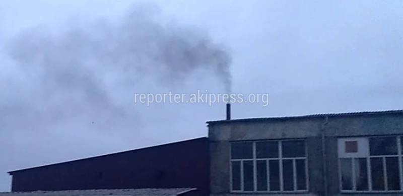 В Бишкеке на ул.Ч.Валиханова из трубы предприятия идет черный дым, - читатель (видео)