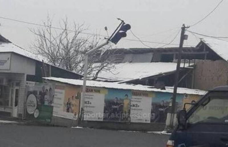 На ул.Абдыкадырова в Оше сломанный светофор заменен на новый, - мэрия Оша