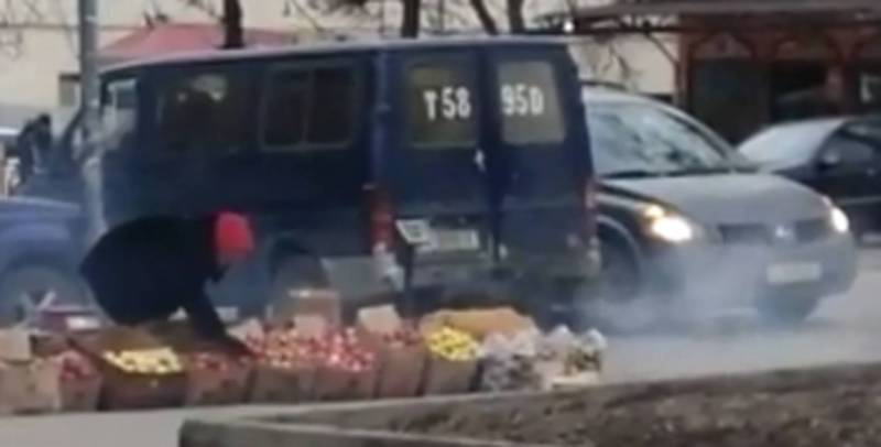 В Бишкеке на Московской-Шопокова продают фрукты на тротуаре, - горожанин (видео)