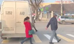 Видео — Бишкеке на Байтик Баатыра-Ахунбаева водитель маршрутки выехал за стоп-линию