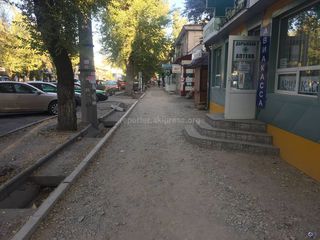 Жители домов на Московской-Логвиненко в Бишкеке просят ускорить ремонт тротуара (фото)