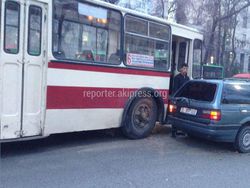 В центре Бишкека столкнулись троллейбус и легковушка. Фото