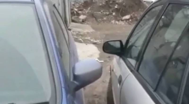 Жительница столицы просит водителя «Хонды» парковать машину с учетом уже припаркованных авто (видео)