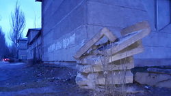 В Бишкеке в 10 мкр. возле КГУ им.И.Арабаева сложенные бетонные плиты могут упасть, - горожанин (фото)