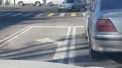 На перекрестке Горького-Ч.Айтматова в Бишкеке нарисованы 2 сплошные линии