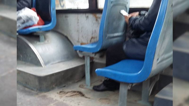 В столичном автобусе №9 состояние салона приводит в ужас горожан (фото)