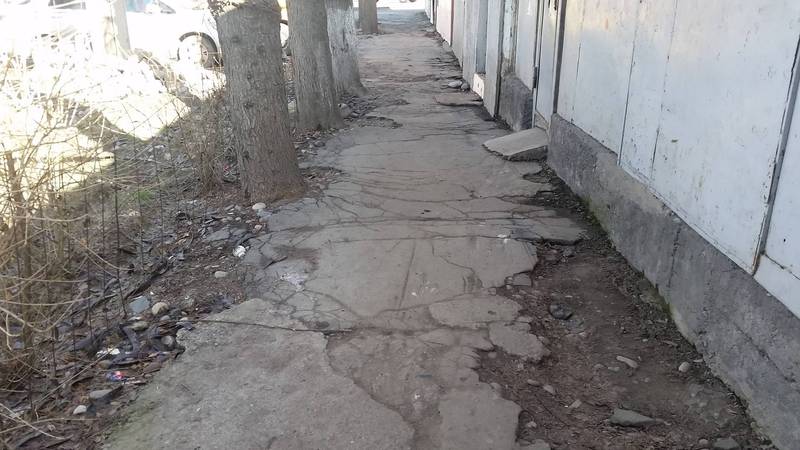 В Бишкеке на улице Орджоникидзе разбитые тротуары и дорога (видео)