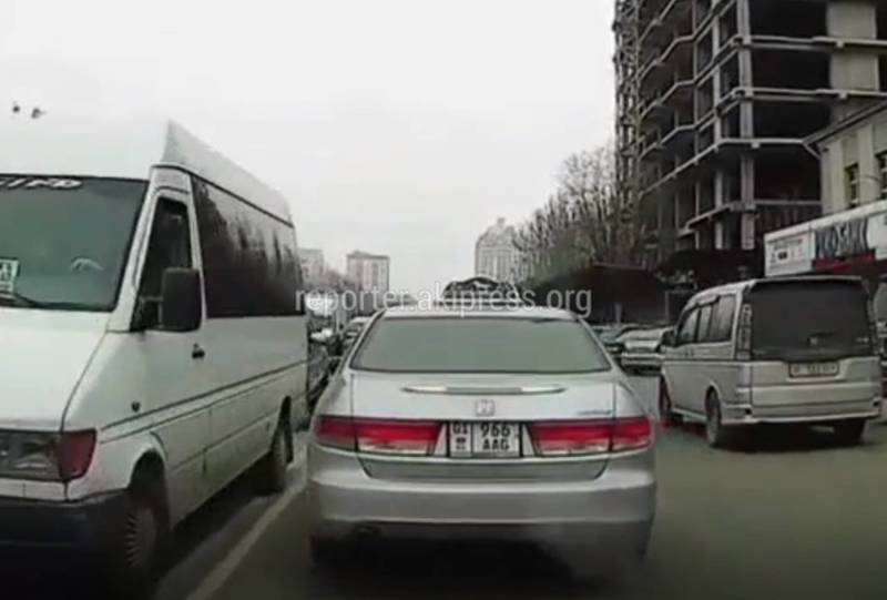 В Бишкеке на улице Фрунзе водитель такси несколько раз нарушил ПДД, - очевидец (видео)