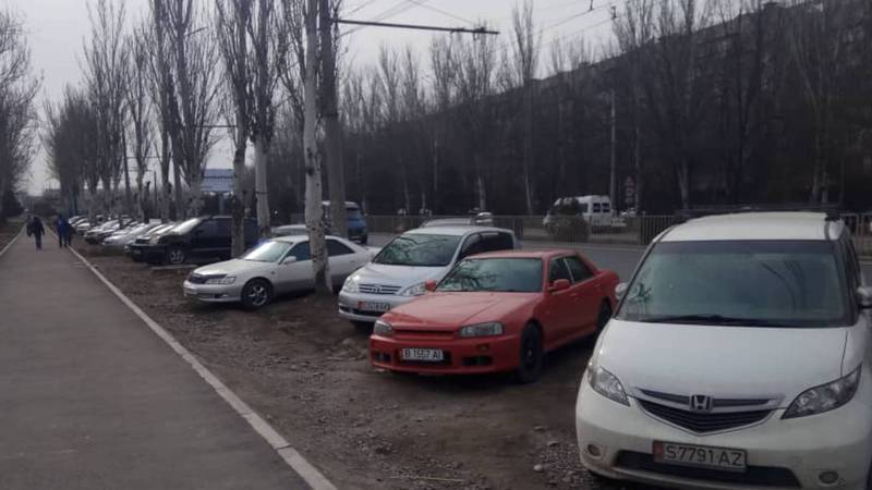 В Бишкеке на ул.7 Апреля возле рынка «Мадина» автомбили паркуются на газоне (фото)