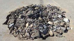 В Таласе на 1-Мая-Тельмана яму на дороге засыпали камнями, - житель (фото)