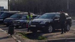 Возле «Мадины» водители продолжают парковать машины на газоне <i>(видео)</i>