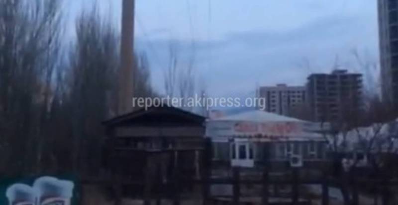 В Бишкеке на ул.Саманчина кафе «Шашлычок» находится под высоковольтными проводами (видео)