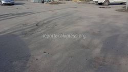 В Токмоке на Дунларова - Ибраимова из-за ям на дороге создаются аварийные ситуации, - житель (фото)