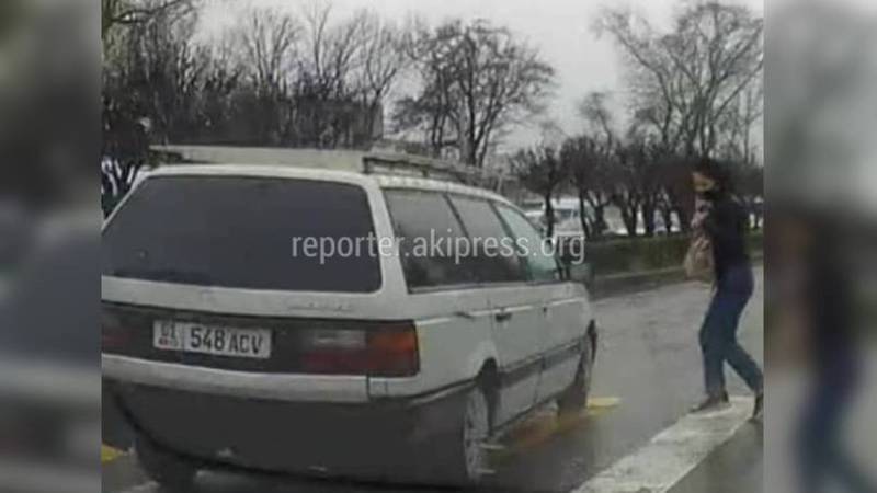 В Бишкеке «Фольксваген» чуть не сбил пешехода на «зебре» (видео)
