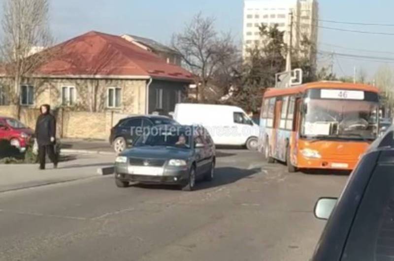На Ахунбаева - Каралаева из-за пробки на дороге, общественный автобус нарушил ПДД (видео)