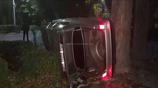 На Боконбаева-Раззакова произошло ДТП, одна из машин врезалась в дерево <i>(фото)</i>