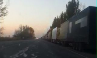 На объездной дороге образовалась 20-километровая колонна из грузовых авто (видео)