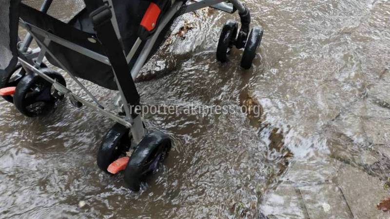 На Ч.Айтматова - Ахунбаева тротуар заливает дождевой водой (видео)