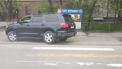 В Бишкеке на ул. Льва Толстого водитель «Тойоты» припарковался на пешеходном переходе (видео)