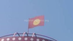 На въезде в Кыргыз-Ата Ошской области на арке установлен перевернутый флаг Кыргызстана (фото)