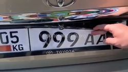 В Бишкеке водитель «Тойоты» ездит с подложным госномером 05KG 999 AAA (видео)