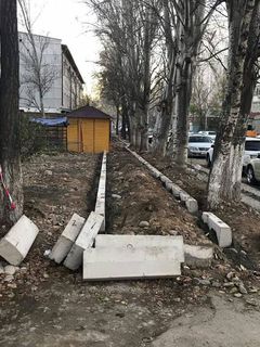 Жители дома №3 улицы Усенбаева в Бишкеке просят убрать киоск на ул.Шопокова, так как он мешает строительству тротуара (фото)