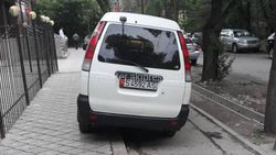 На ул.Панфилова водитель «Тойоты» припарковался на тротуаре (фото)