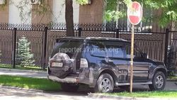 На ул.Абдымомунова водитель «Митсубиси Паджеро» припарковался на пешеходном переходе (фото)