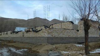 Жители Чаткальского района жалуются на незавершенное строительство школы (фото)