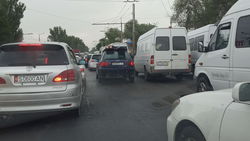 На Жибек Жолу пробки из-за маршруток Бишкек-Кант (фото)