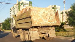 На ул. Ахунбаева ехал грузовик груженный кирпичами, из-за этого разрушаются дороги (фото)