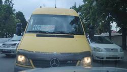 На ул. Матыева водитель маршрутки №102 и водитель «Тойоты» двигались по встречной полосе (фото)