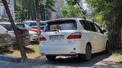 На ул.Уметалиевой водитель «Тойоты» припарковался на тротуаре (фото)