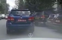 В Бишкеке замечен автомобиль с просроченными дипломатическими номерами (видео)
