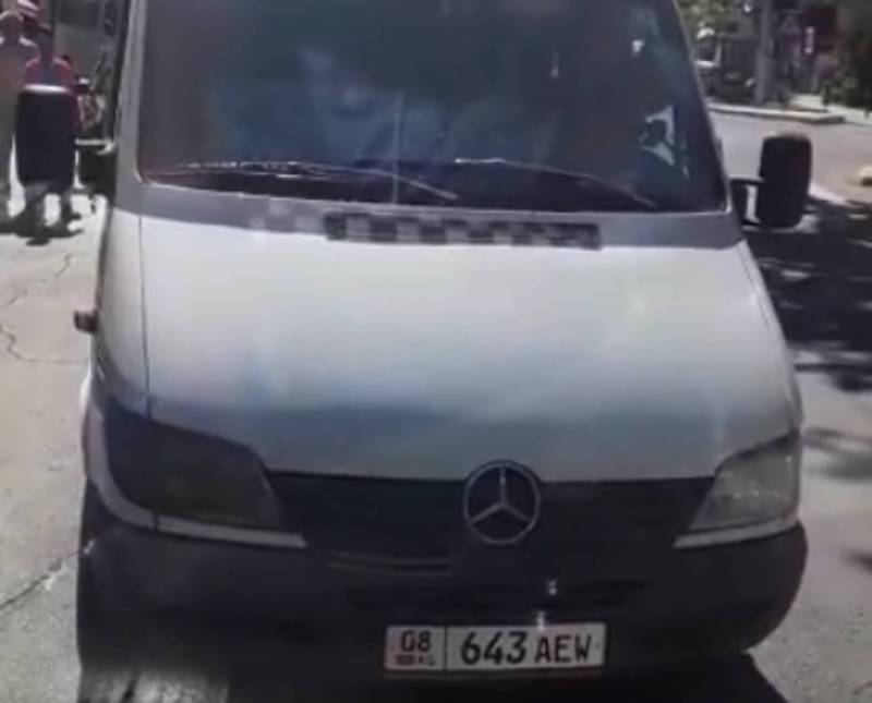 На Киевской–Логвиненко водитель маршрутки №216 выехал на встречную полосу и перекрыл проезд троллейбусу (видео)