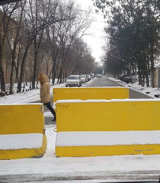 Ограждение бетонными плитами участка ул.Джунусалиева произведено по просьбе жителей, - мэрия Бишкека