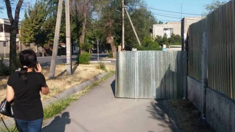 Бишкекчанин интересуется, законно ли огородили тротуар на пересечении улиц Гагарина и Юдахина?