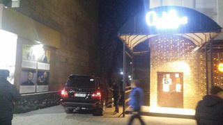УОБДД Бишкека оштрафовало на 1 тыс. сомов водителя «Тойоты Ленд Крузер», перекрывшего проезд