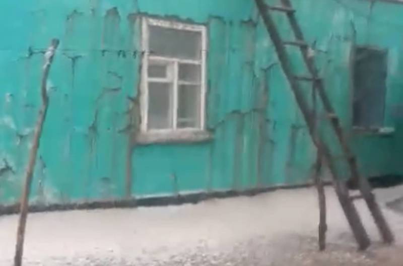 В селе Жалгыз-Терек Нарынской области выпал град и побил штукатурку дома (видео)