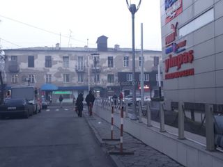 Законно ли размещены железные перекладины на тротуаре с восточной стороны «Бишкек Парка»? - горожанин