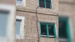 В Кара-Суу на ул. Ленина №24 электрики завели провода в квартиры через окна подъезда (видео)