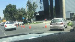 На ул. Ибраимова «Дордой плаза» опять блокируют проезжую часть дороги (фото)