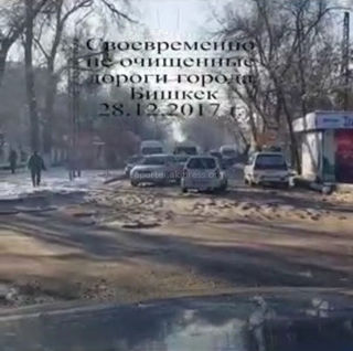 Горожанин возмущен неудовлетворительной очисткой улиц Бишкека от снега <i>(видео)</i>