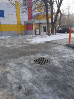 Горожанин интересуется законностью ограждения тротуара на ул.Суеркулова в Бишкеке <i>(фото)</i>