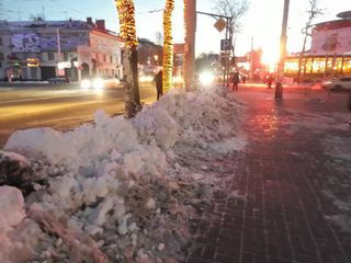 ГУМ «Чынар» и «Тазалык» организовали вывоз и уборку снега с прилегающей территории ТЦ