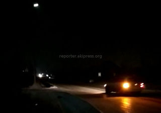 На ул.Лущихина в Бишкеке начали моргать прожектора (видео)