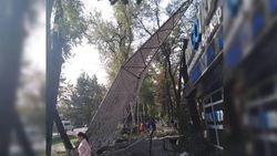 На Ч.Айтматова - Айни из-за сильного ветра снесло крышу 9-этажного дома <i>(видео)</i>
